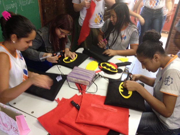 A miniempresa criada pelos educandos da Escola Estadual Edith Furst vendeu mais de 200 unidades de almofadas personalizadas. Foto: Arquivo Escola.